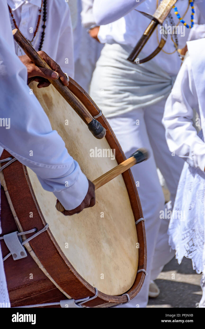 Drums in einer religiösen und Volksfest in der Stadt Belo Horizonte, Minas Gerais, Brasilien gespielt Stockfoto