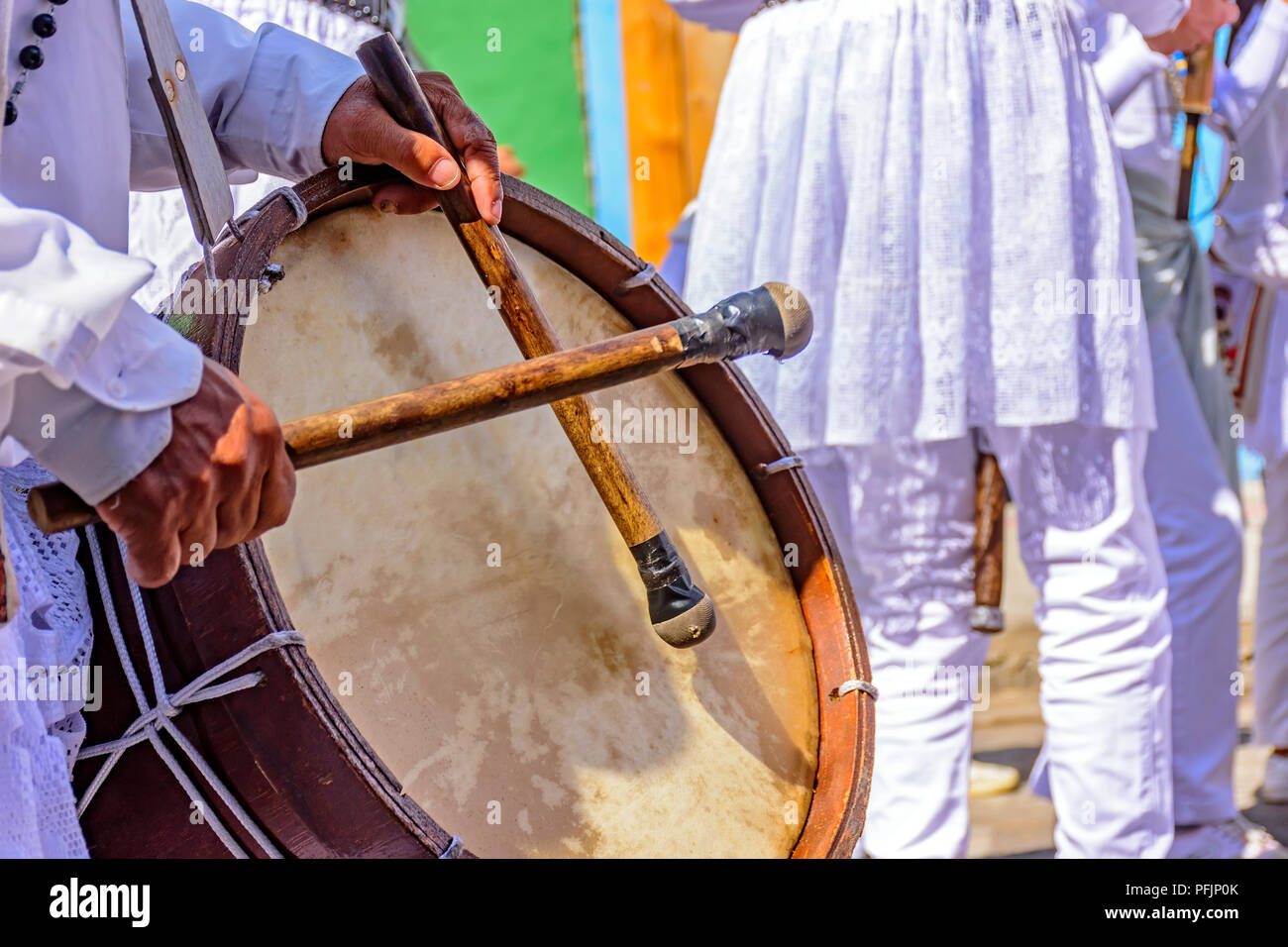 Drums in einer religiösen und Volksfest in der Stadt Belo Horizonte, Minas Gerais, Brasilien gespielt Stockfoto