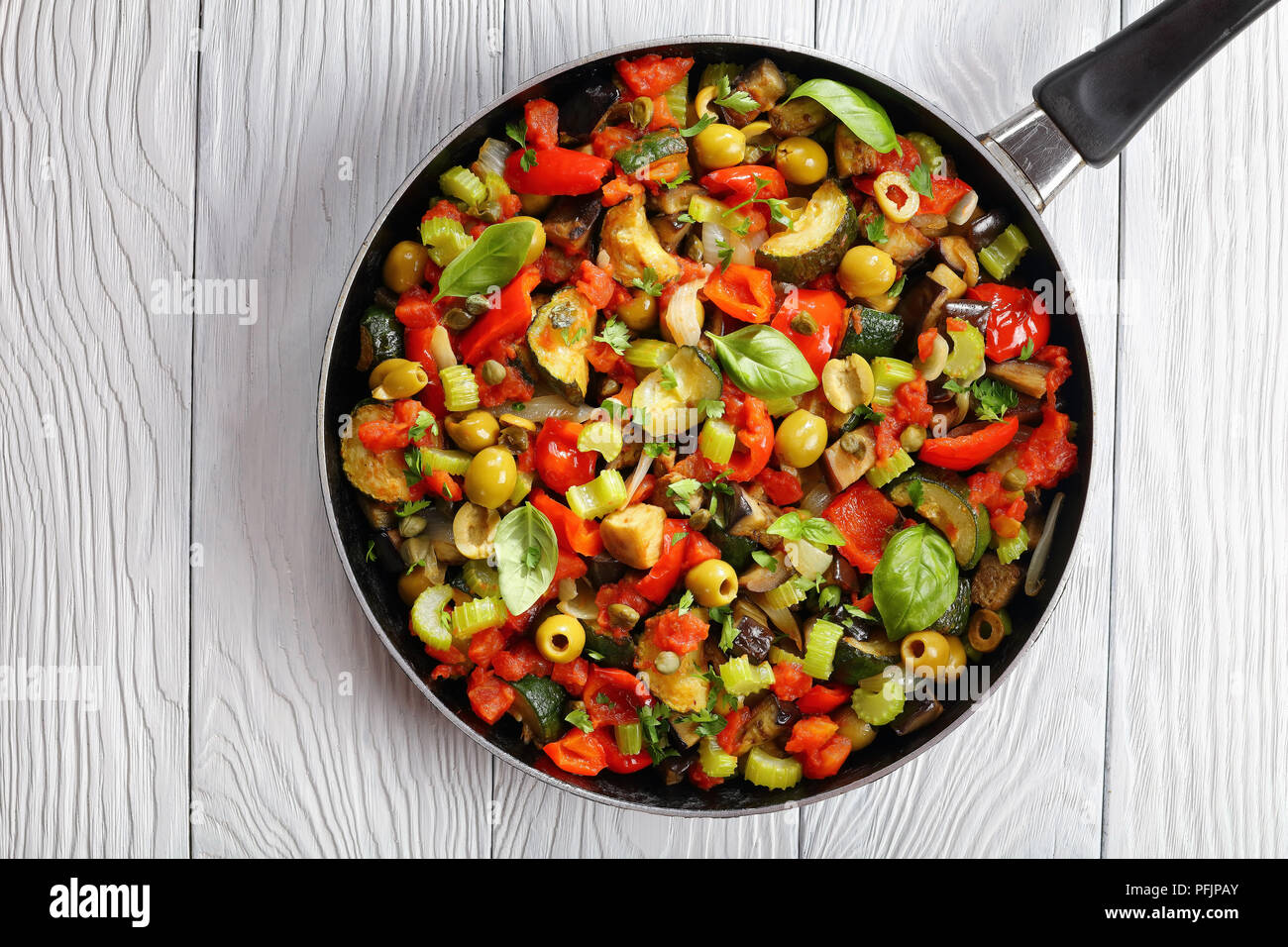 Italienische Caponata mit Gemüse, grüne Oliven, Kapern, Sellerie und ...