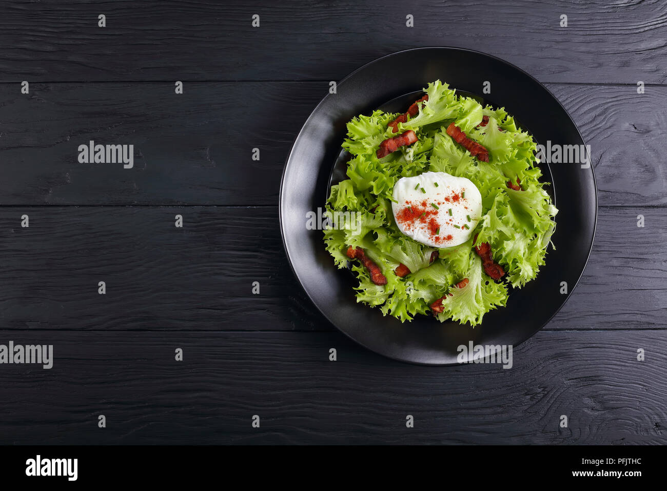 Klassische französische Salat Lyonnaise mit frisee Eisbergsalat, heißem ...