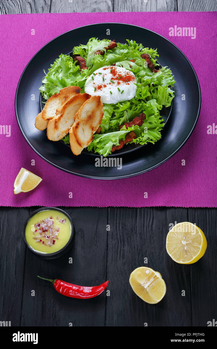 Klassische französische Salat Lyonnaise mit frisee Eisbergsalat, heißem ...