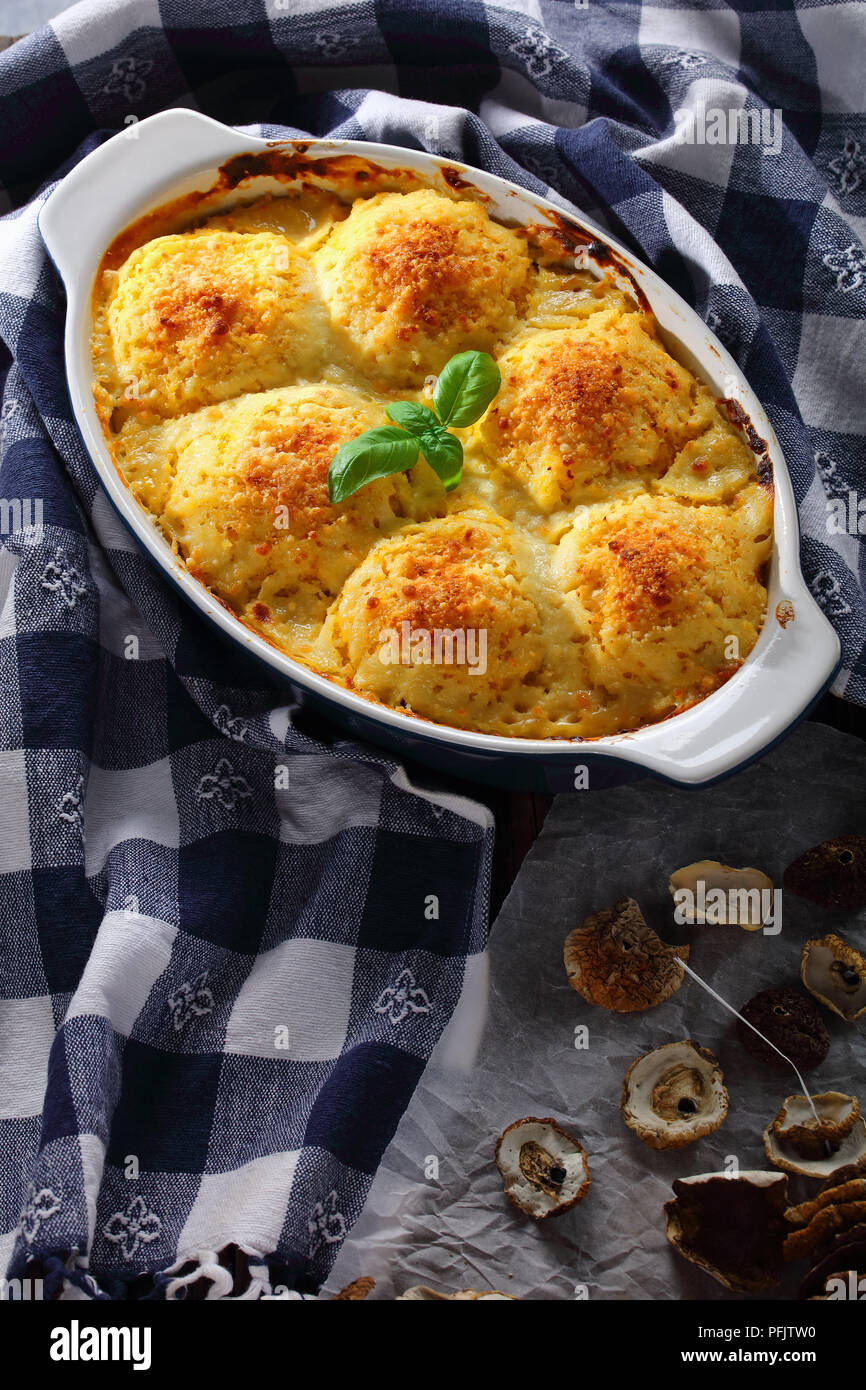 Kartoffel polenta vegetarischen Teigtaschen gefüllt mit Pilzen Ragout und  im Ofen gebacken mit Sahne, Käse und Pastinaken sauce Auflaufform.  getrocknete Steinpilze Stockfotografie - Alamy