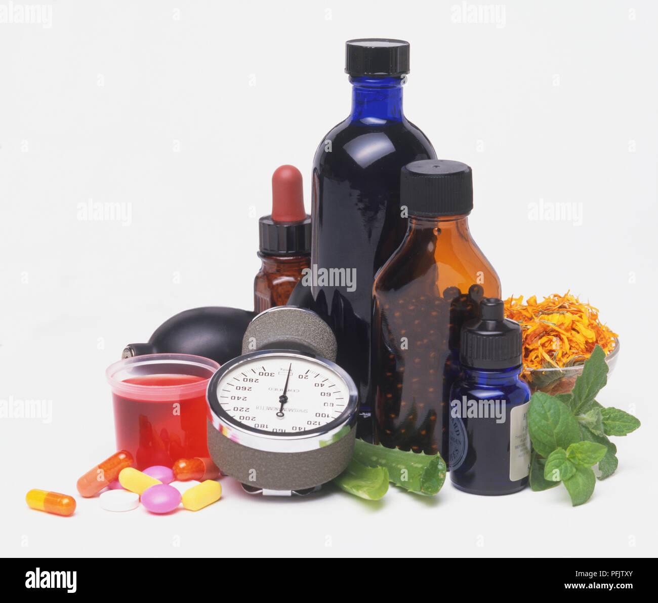 Alternative Medizin, einschließlich Flaschen, Kapseln, Sphygmomanometer Stockfoto
