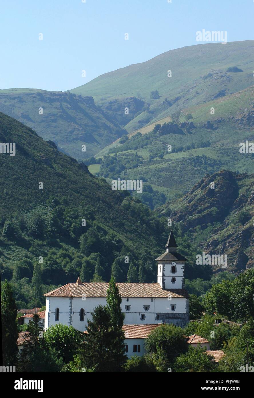 Frankreich, Aquitaine, Baskenland, Itxassou, Eglise Saint-Fructueux, 17 Jahrhundert die Kirche im Tal Stockfoto