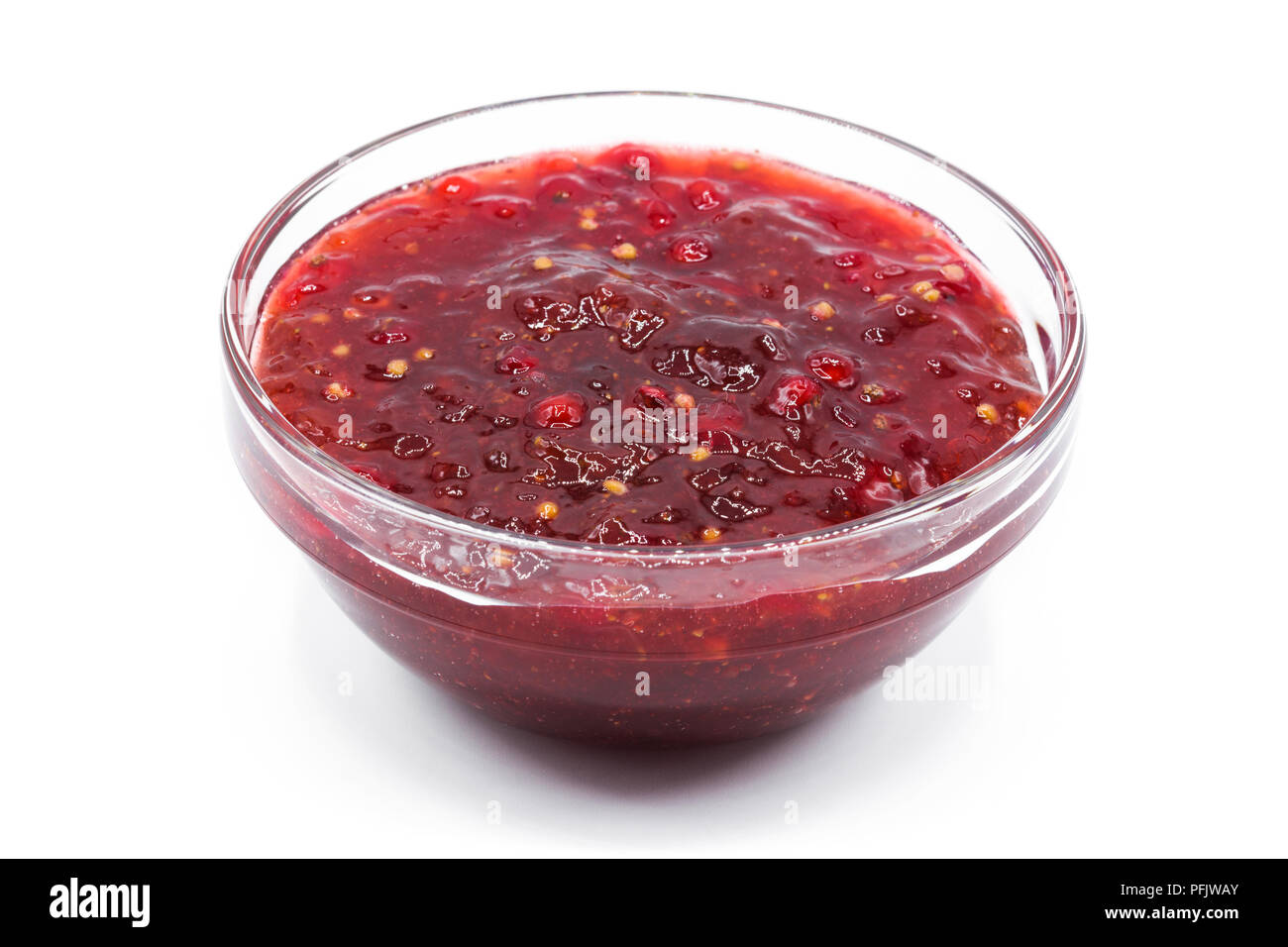 Cranberry Sauce in der Schüssel für Thanksgiving Abendessen auf weißem Hintergrund Stockfoto