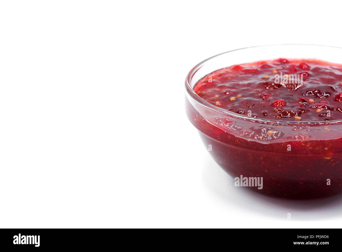 Cranberry Sauce in der Schüssel für Thanksgiving Abendessen auf weißem Hintergrund. Copyspace Stockfoto