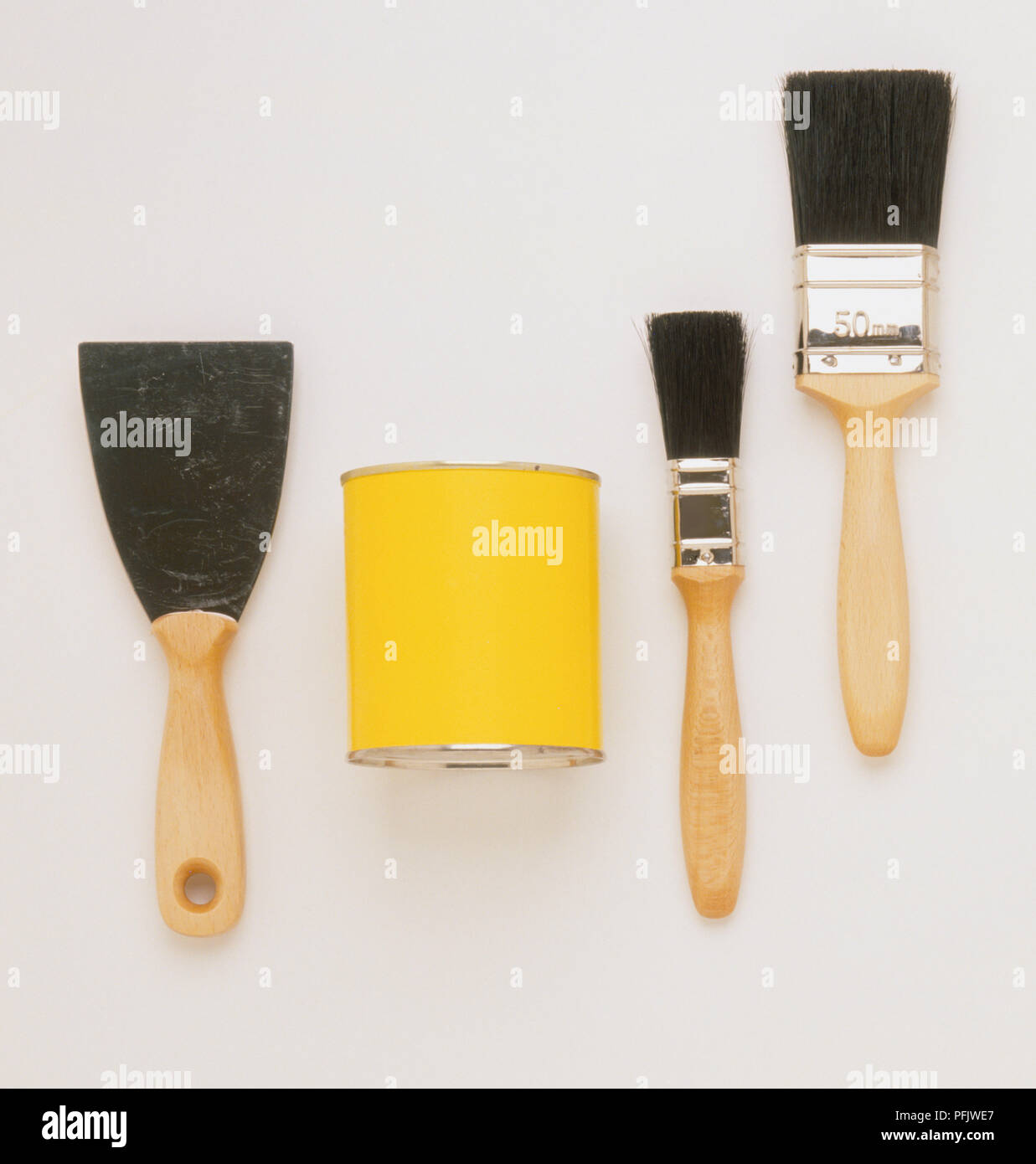 Zwei Bürsten, Zinn der Farbe und einem Schaber Stockfoto