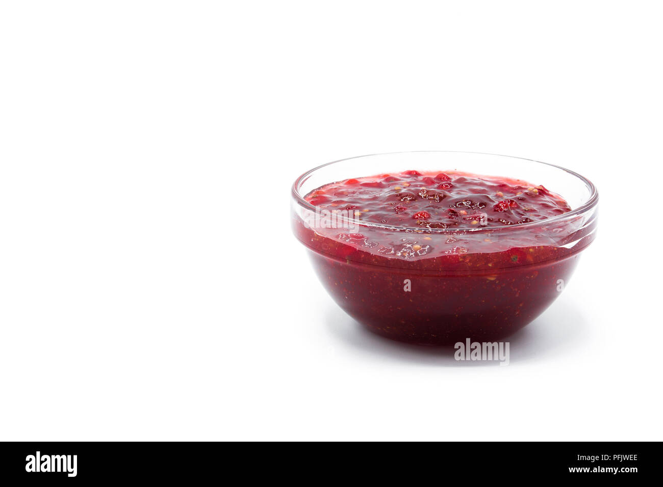 Cranberry Sauce in der Schüssel für Thanksgiving Abendessen auf weißem Hintergrund. Copyspace Stockfoto