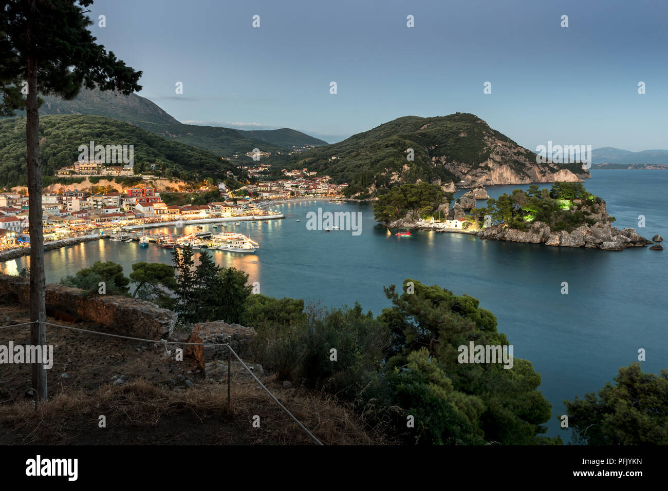 Panoramablick auf die Stadt von Parga, den Hafen, den Strand und die Inseln bei Sonnenuntergang (Region von Epirus, Griechenland) Stockfoto