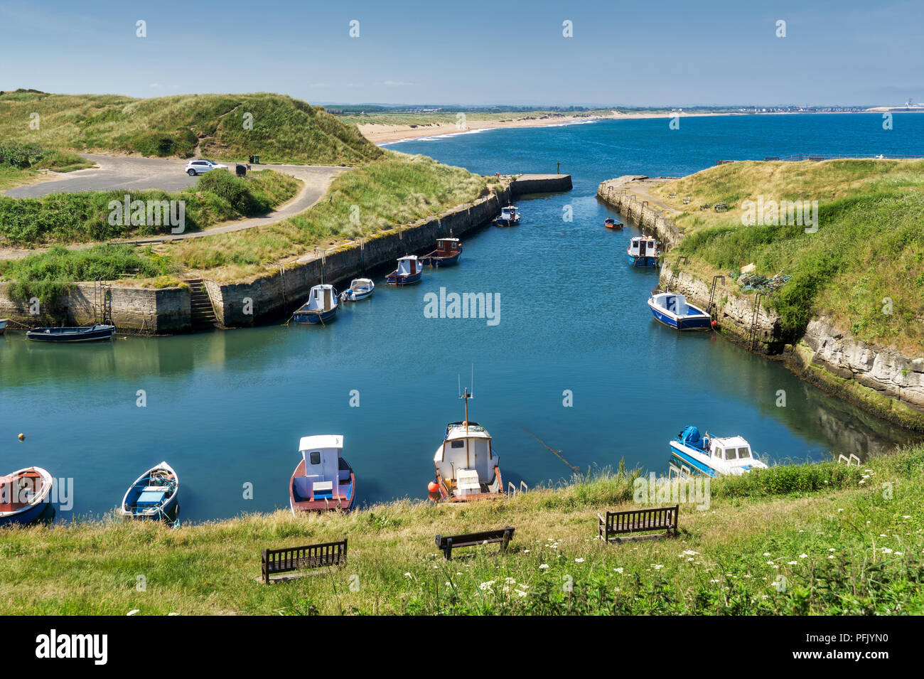 Seaton Sluice Hafen, eine kleine Bucht in Northumberland, Nordengland mit kleinen Booten. Stockfoto