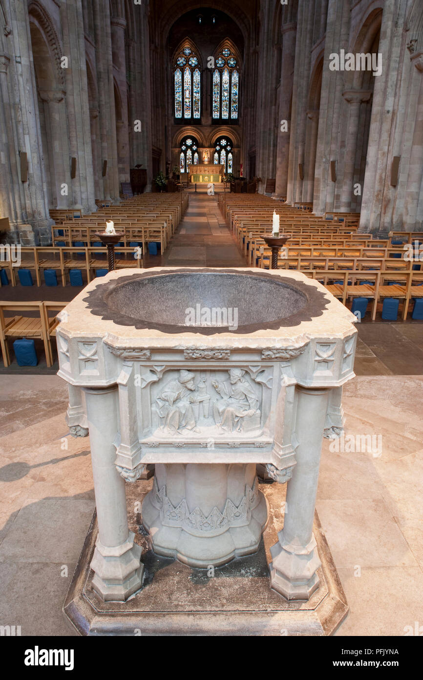 Grossbritannien, England, Hampshire, Romsey, Romsey Abbey, Blick hinunter Mittelgang mit Taufbecken im Vordergrund. Stockfoto