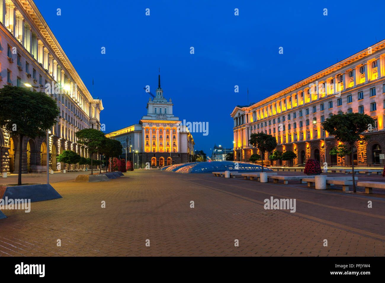 SOFIA, Bulgarien - 21. JULI 2017: Nacht Foto von Gebäuden von Präsidentschaft, Gebäude von Ministerrat und ehemaligen Kommunistischen Partei Haus in Sofia, Stockfoto