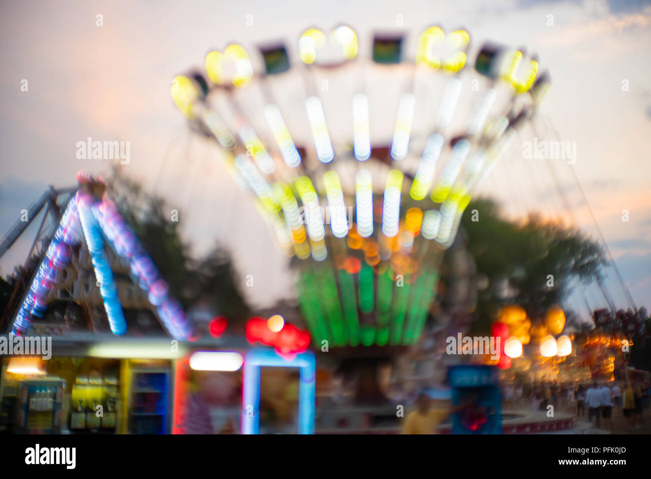 Verträumte Foto von Vergnügungspark mit verschwommenen Karussell Stockfoto