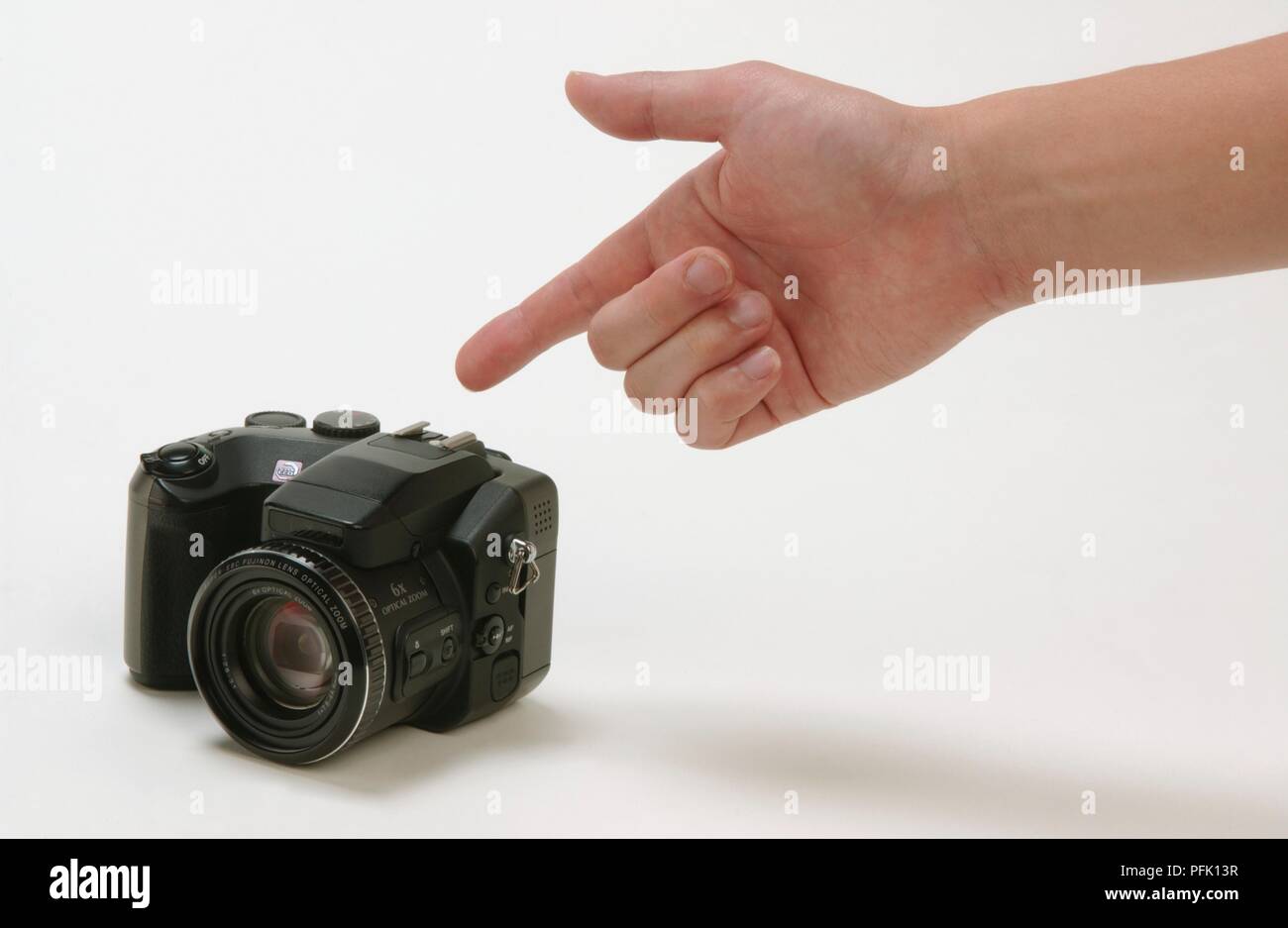 Mann an Digitalkamera zeigen Stockfoto