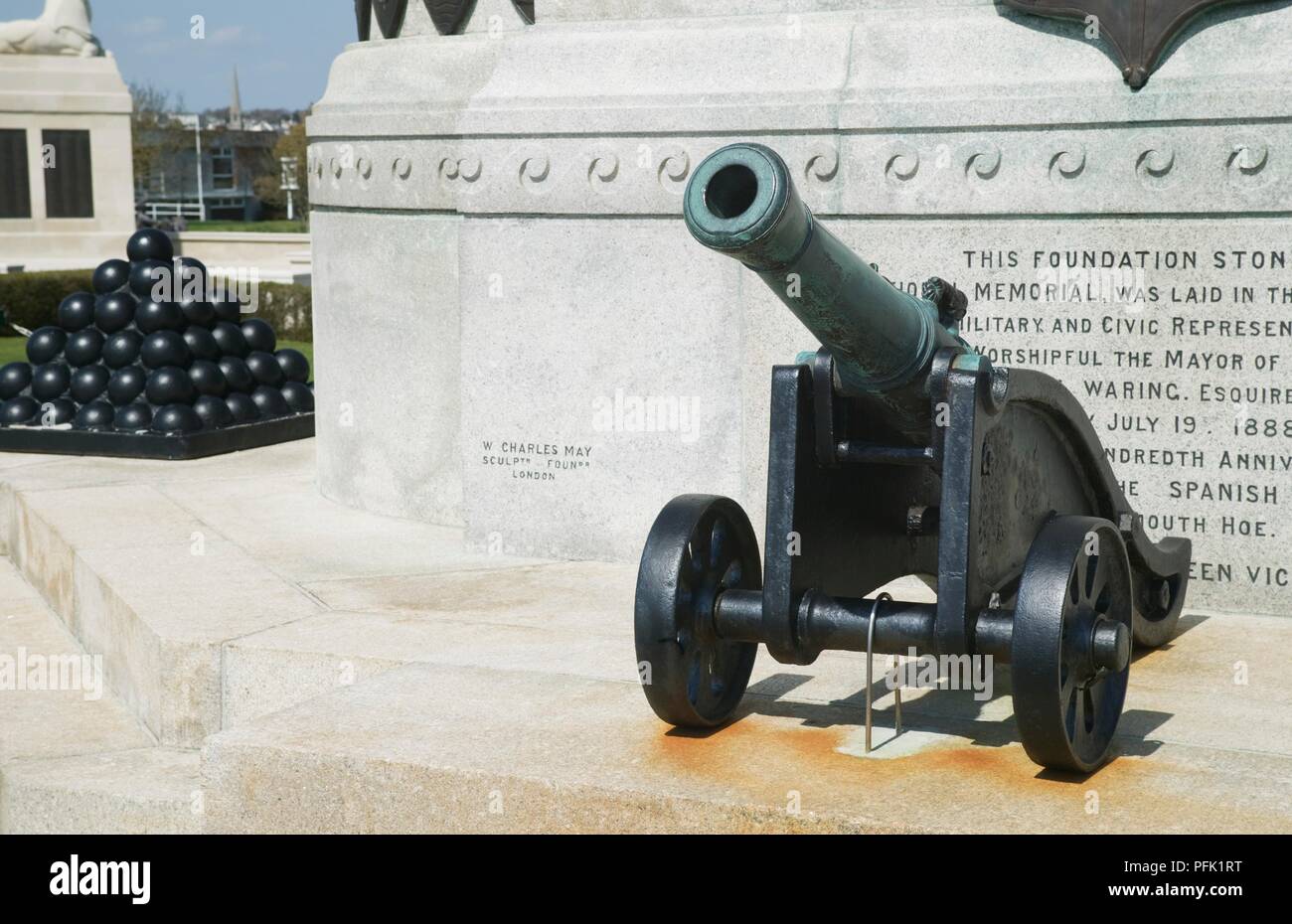 Grossbritannien, England, Devon, Plymouth, Plymouth Hoe, nationalen Armada Gedenkstätte mit Kanone im Vordergrund Stockfoto