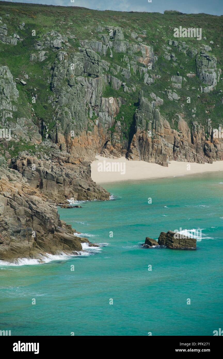 Grossbritannien, England, Cornwall, in der Nähe von Porthcurno, Steilküsten und Strand bei Pednvounder Stockfoto
