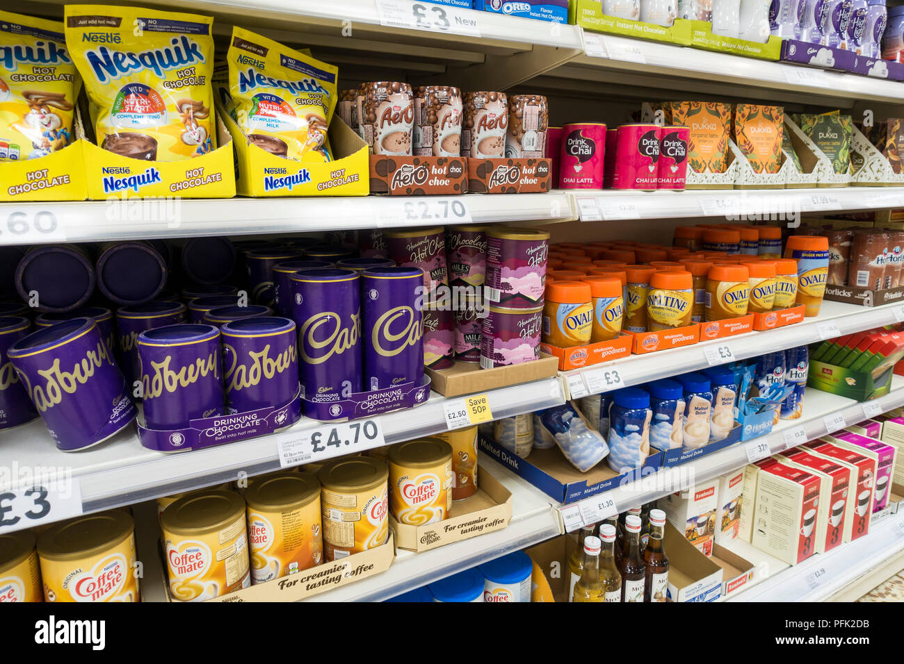 Gläser & Pakete von heißer Schokolade auf dem Display, für den Verkauf in einem Tesco Supermarkt, Poole, Dorset, Großbritannien Stockfoto