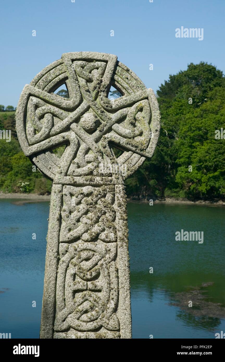 Grossbritannien, England, Cornwall, St Just-in-Roseland, einem keltischen Kreuz außerhalb St Just-in-Roseland Kirche Stockfoto
