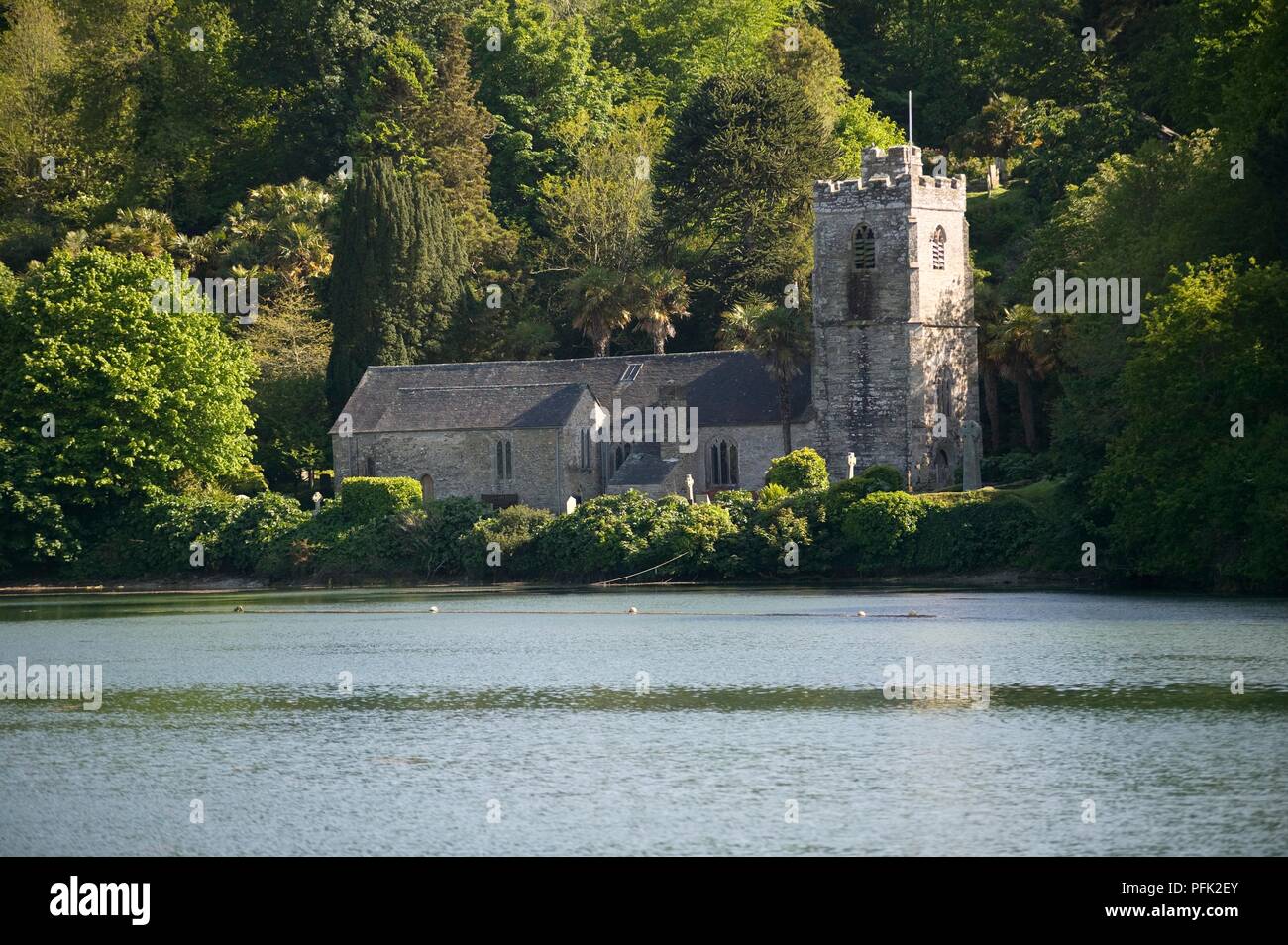 Grossbritannien, England, Cornwall, St Just in Roseland, St Just in Roseland Kirche, am Ufer eines Gezeiten Creek Stockfoto