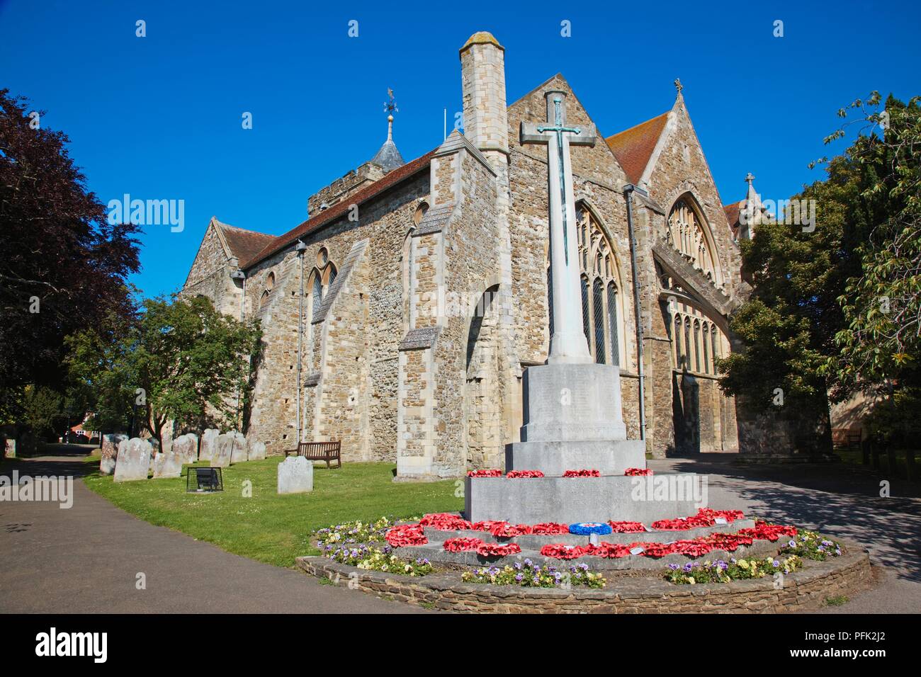 Grossbritannien, England, East Sussex, Roggen, St. Maria, der Jungfrau, Blick auf die Kirche und die Kirche mit Kreuz Denkmal Stockfoto