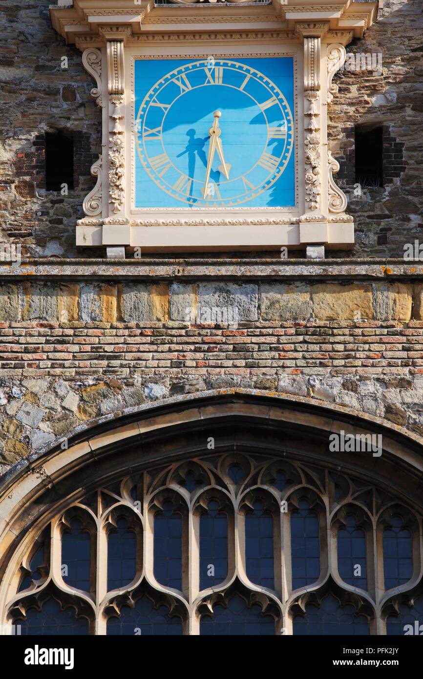 Grossbritannien, England, East Sussex, Roggen, Uhr über gotische Fenster der Hl. Jungfrau Maria Kirche Stockfoto