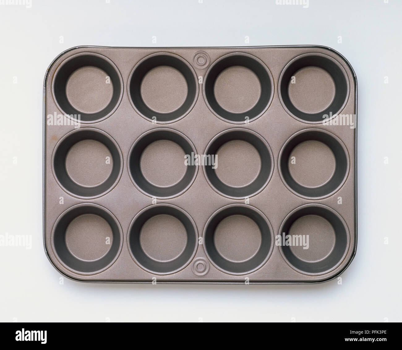 12-Loch muffin Tin, Ansicht von oben. Stockfoto