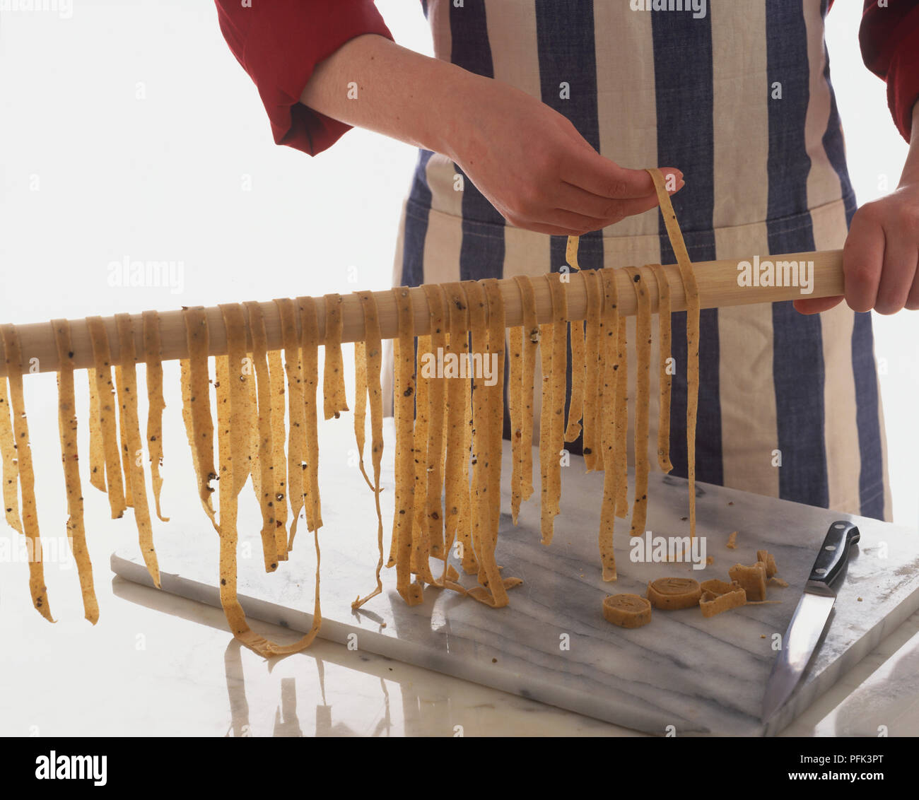 Heraus hängen pasta Streifen auf hölzernen Rampe zu trocknen. Stockfoto