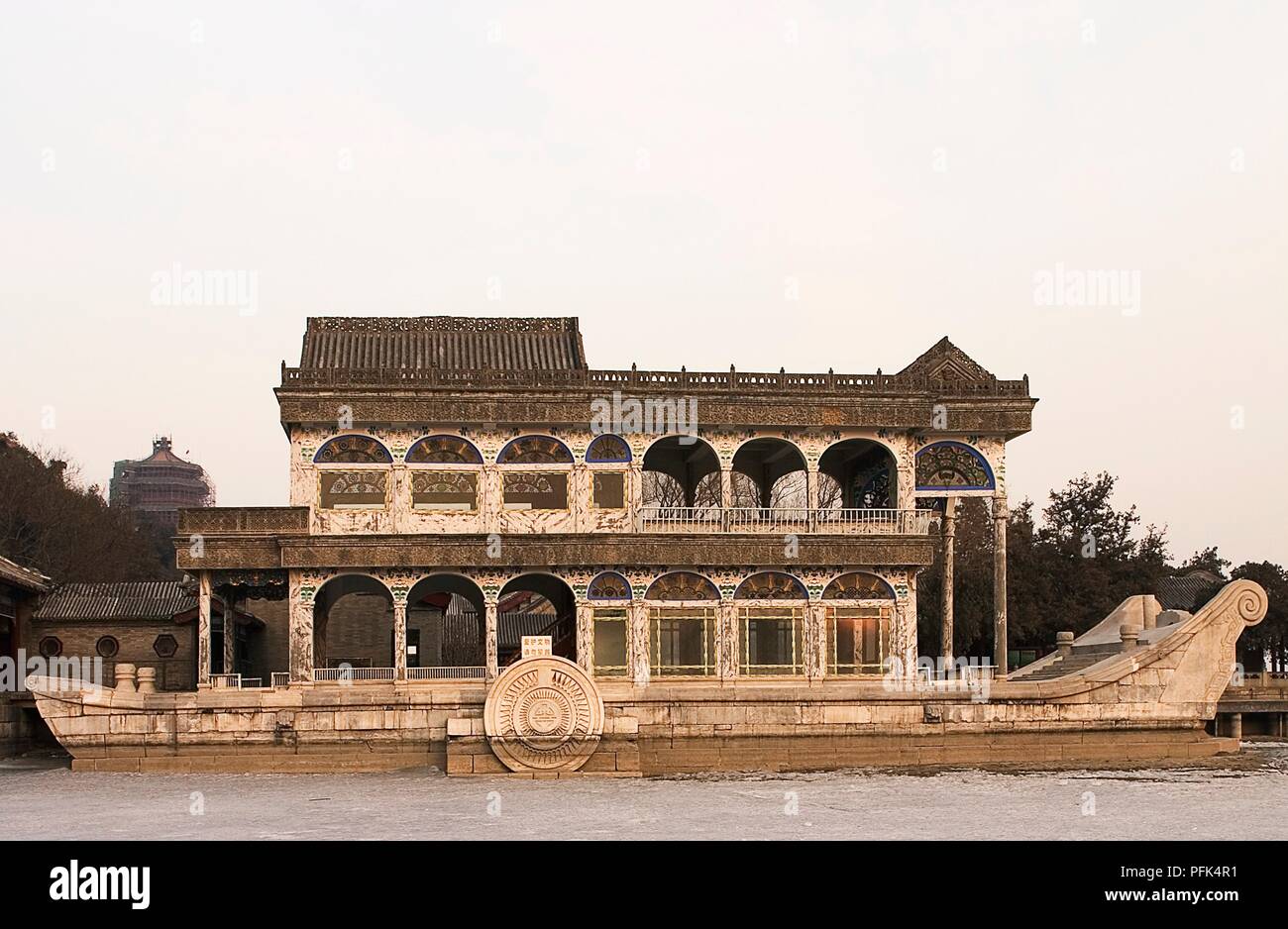 China, Peking, 18. Jahrhundert Qing Yan Fang (Marmor), ein Boot am See Pavillon auf dem Gelände der Yihe Yuan (Sommerpalast) Stockfoto