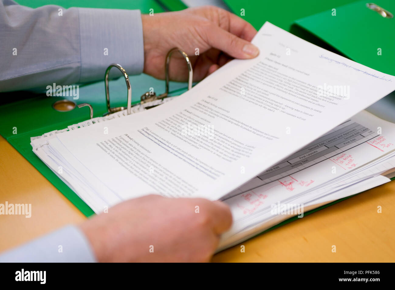 Hände halten Dokument über grüne Hebel arch Datei Stockfoto
