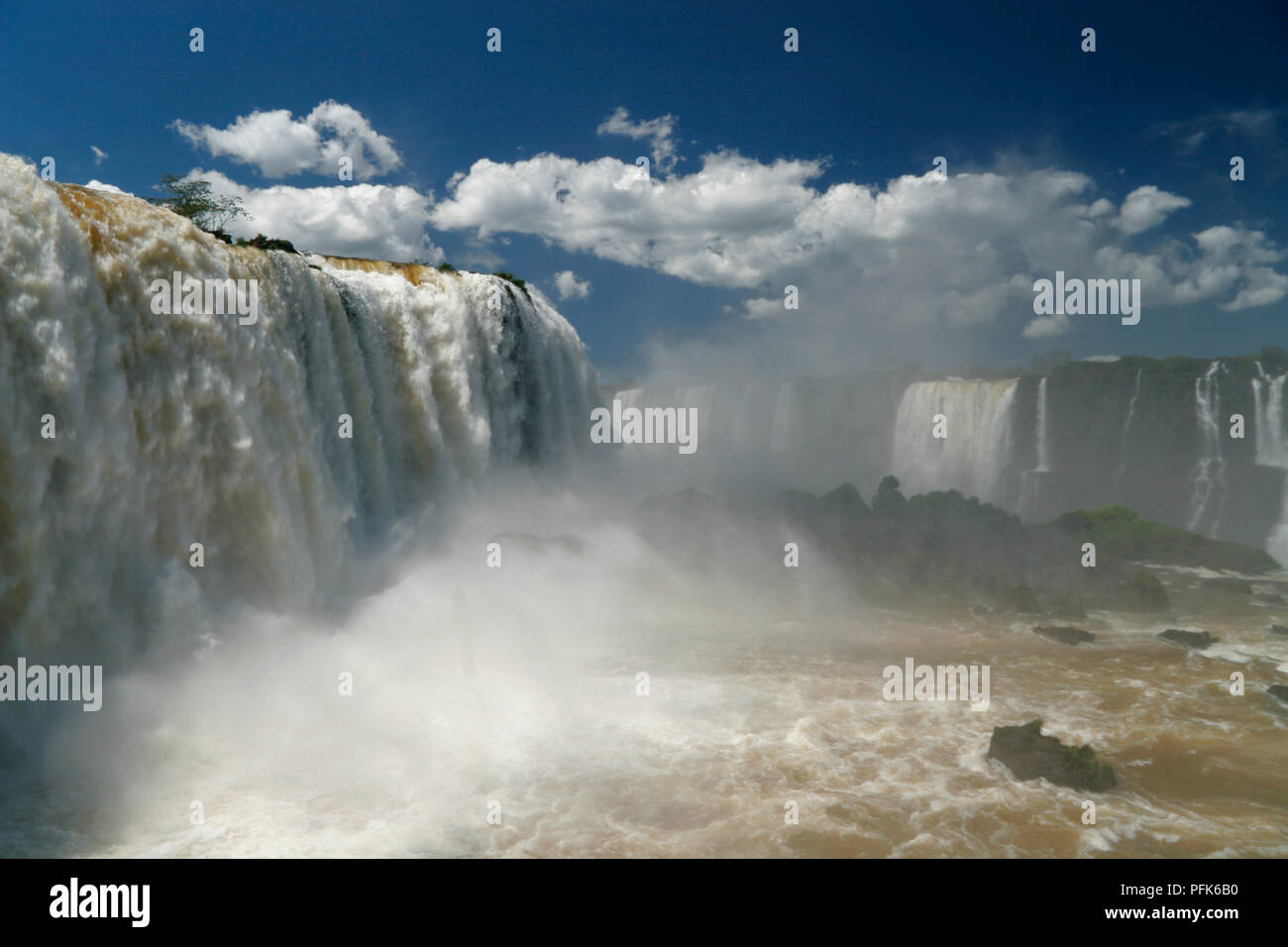 Brasilien und Argentinien, Foz do Iguacu, Iguacu Falls, Devil's Throat, dramatische Wasserfall in Fluss unten, von der brasilianischen Seite aus gesehen die absinkende Stockfoto