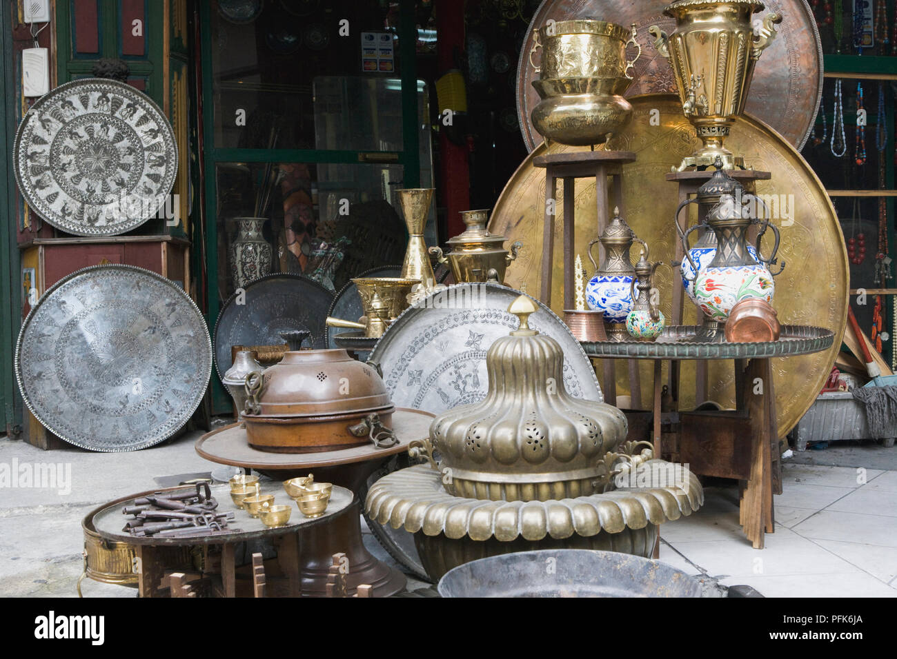 Türkei, Istanbul, Grand Bazaar, antik Metallwaren am Markt angezeigt Abschaltdruck Stockfoto