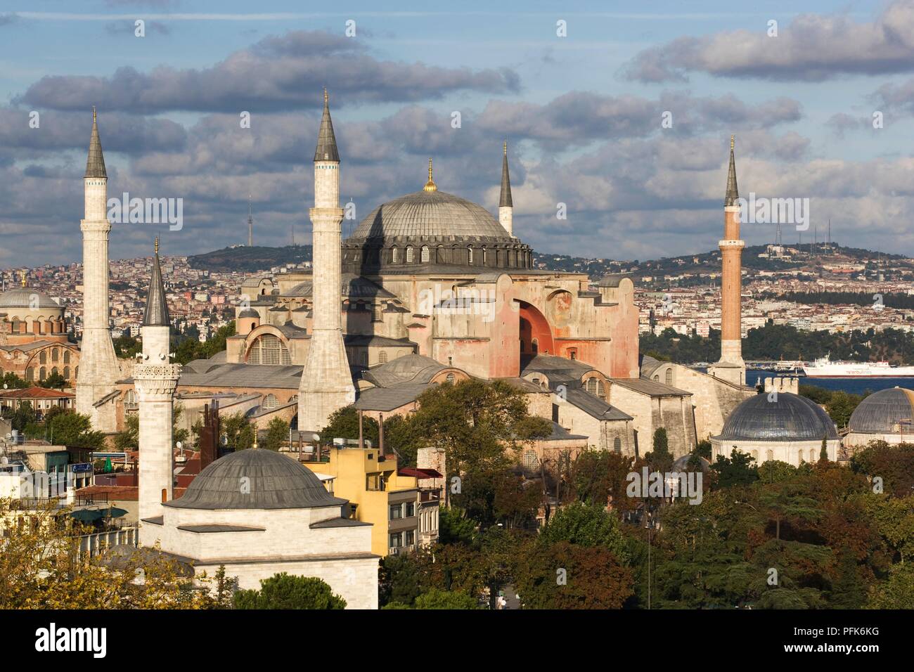 Türkei, Istanbul, mit Blick auf die Hagia Sophia mit bewölktem Himmel Stockfoto