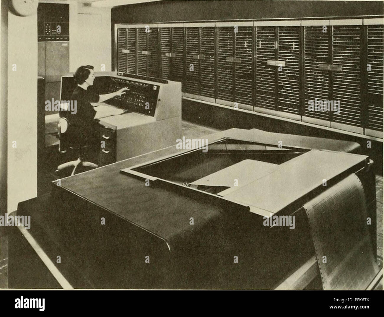 . Dahlgren. Dahlgren Labor. 128 Dahlgren. Naval Ordnance Research Calculator (NORC) geliefert an Dahlgren 1955. denke nicht, dass es wirklich funktionieren würde, aber die Leute bei Watson Lab, die von IBM gesponsert und einige andere Ingenieure, die nicht gebaut hatten die anderen Computer dachte, dass es funktionieren würde, damit sie ihn so auf den Norc, und das war eine der wesentlichen Verbesserungen im Bereich der Computertechnologie an diesem Punkt. Als wir die NORC, es war etwa 100 Mal schneller als alles, was wir vorher hatten, so dass eröffnet Bereichen Probleme, oder zu aufwändig gewesen wäre zu zeitaufwändig auf kleineren Comput Stockfoto