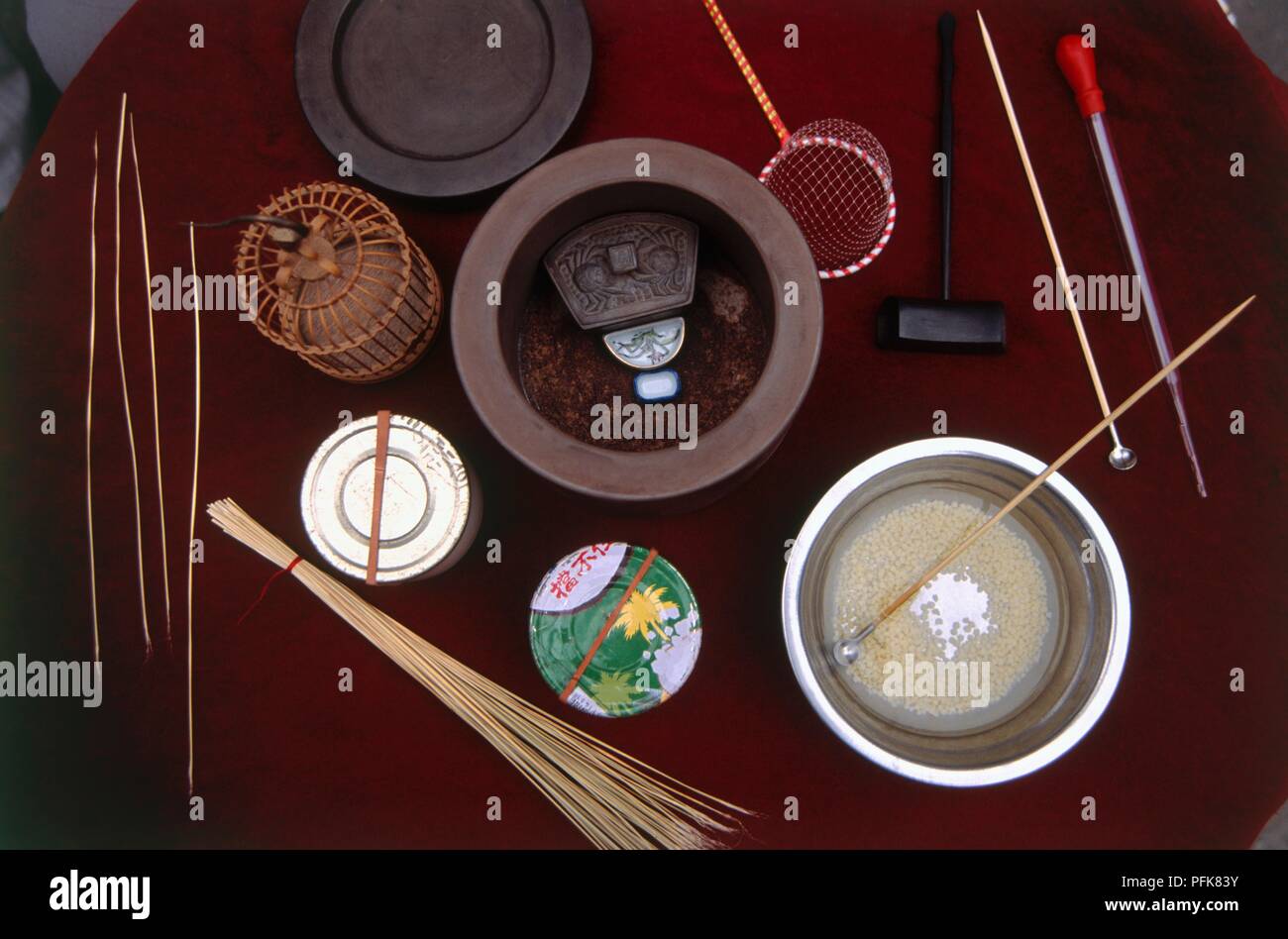 China, Peking, Guanyuan pet-Markt, Kricket, Ausrüstung einschließlich Miniatur Löffel, Cage, ant Eier, net, kitzeln Stick und Pipette Stockfoto