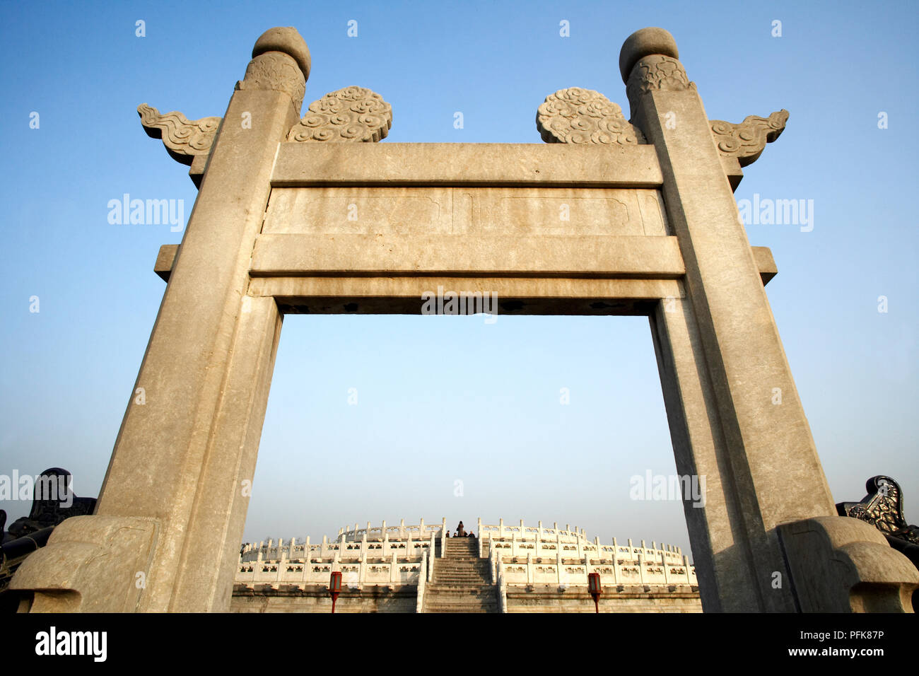 China, Beijing, Tempel des Himmels, Blick durch Stone Gate zum Circular Damm Altar Stockfoto
