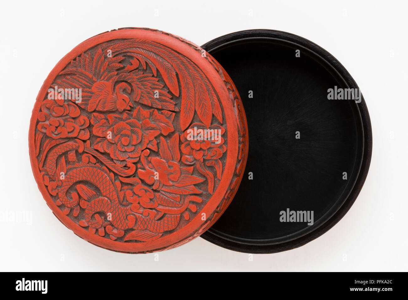 Chinesische lackarbeiten Box mit kunstvoll geschnitzten roten Deckel, close-up Stockfoto