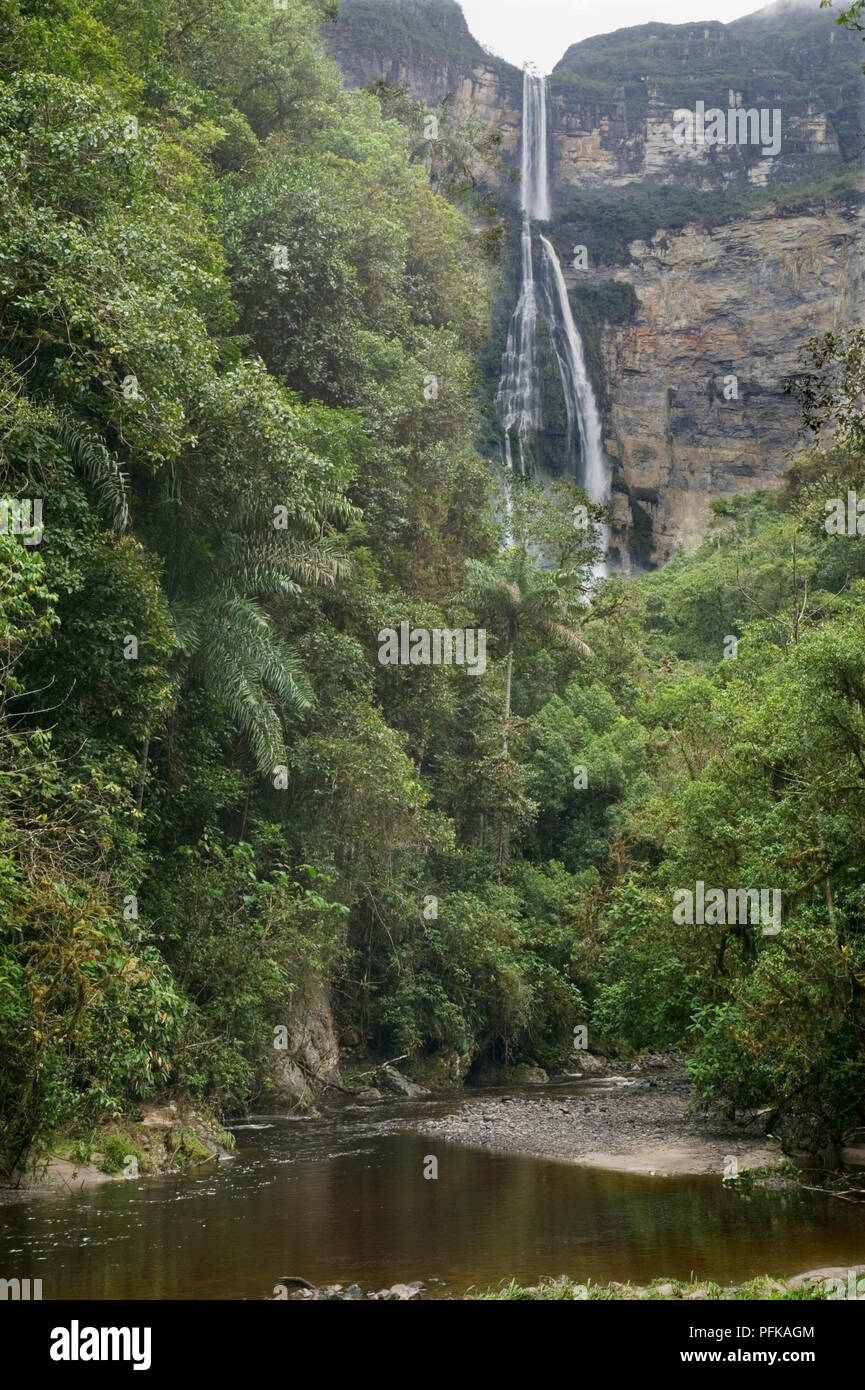 Peru, Chachapoyas, Cataratas Gocta (gocta Wasserfälle), hoher Wasserfall die Cascading Felsen, umgeben von üppiger Vegetation Stockfoto