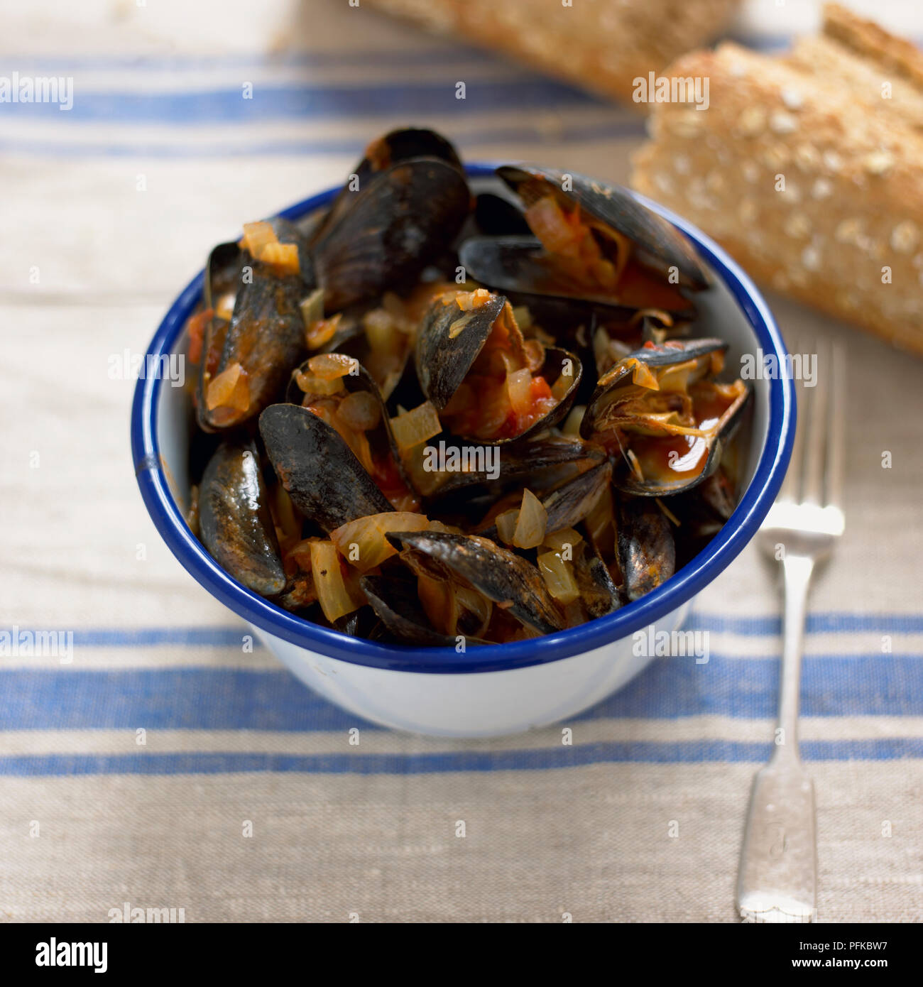Schale von gekochten Muscheln und Fenchel Stockfoto