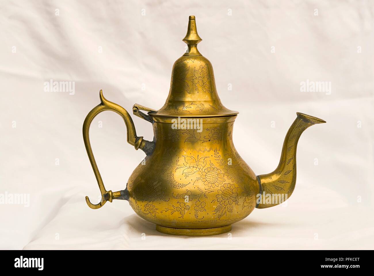 Antike marokkanische Messing Teekanne, close-up Stockfoto