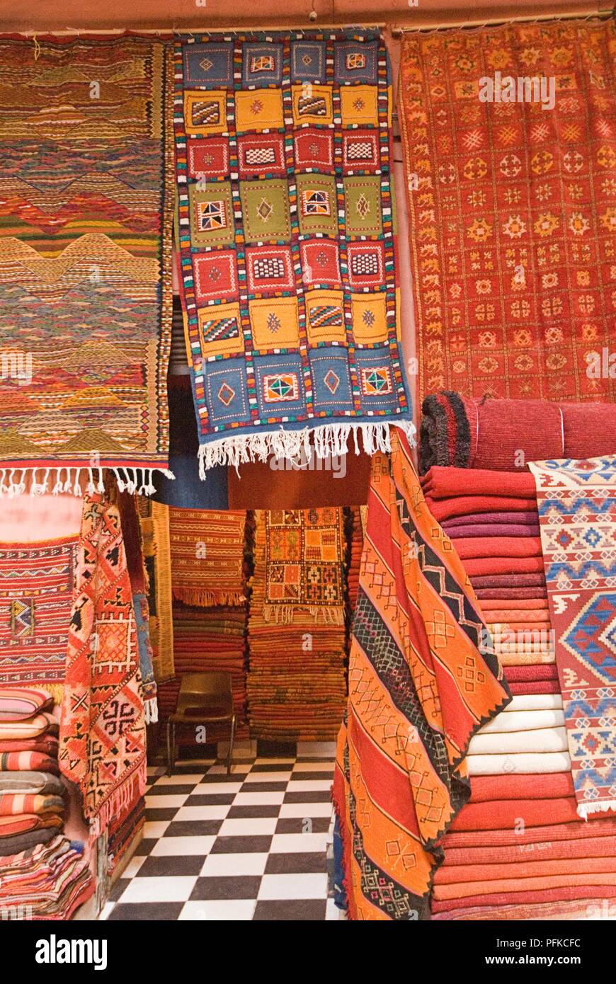 Marokko, Marrakesch, Medina, Souk des Tapis, bunten Teppichen auf Display für Verkauf, close-up Stockfoto