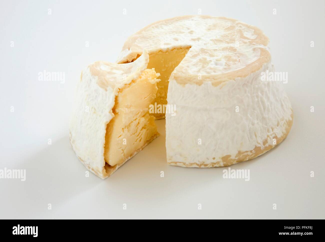 In Scheiben geschnitten Zylinder von Fleur-de-Lis-Käse aus Kuhmilch Stockfoto