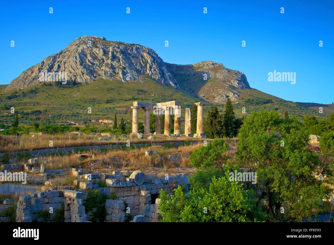 Tempel des Apollo, Korinth, Peloponnes, Griechenland, Südeuropa Stockfoto