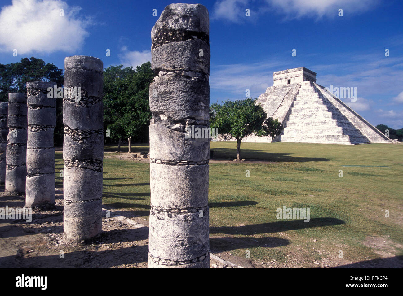 Die Maya Ruinen mit der Kukulkan Pyramide von Chichen Itza in der Provinz Yucatan in Mexiko in Mittelamerika. Mexiko, Chichen Itza, Januar 2009 Stockfoto