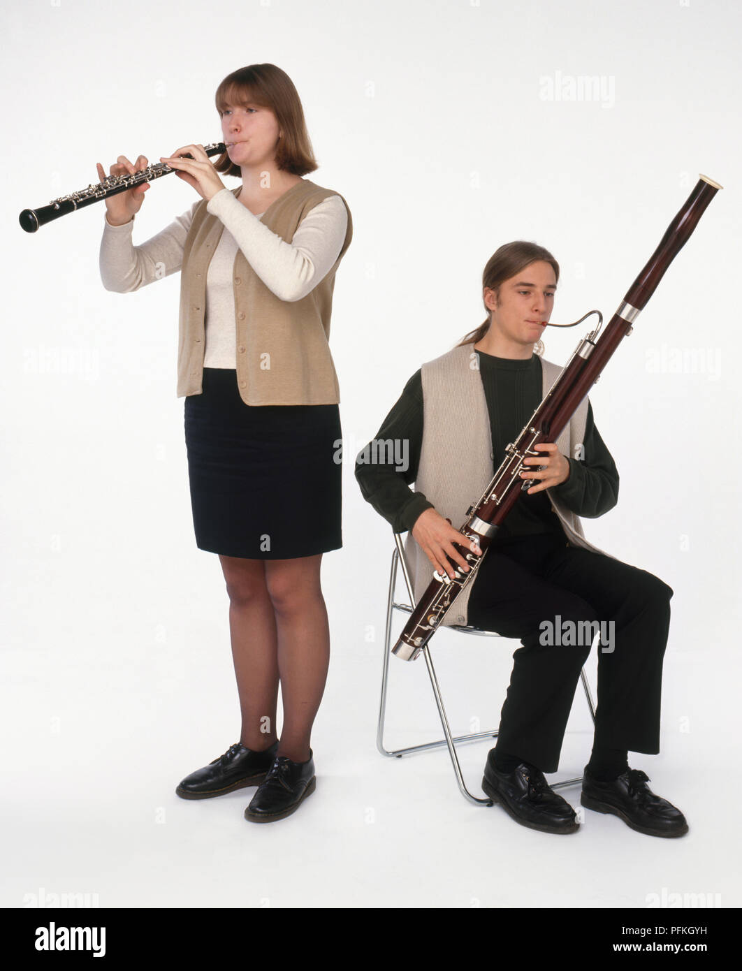 Jugendmädchen spielen Oboe, neben sitzt, Teenager spielen Fagott,  Vorderansicht Stockfotografie - Alamy