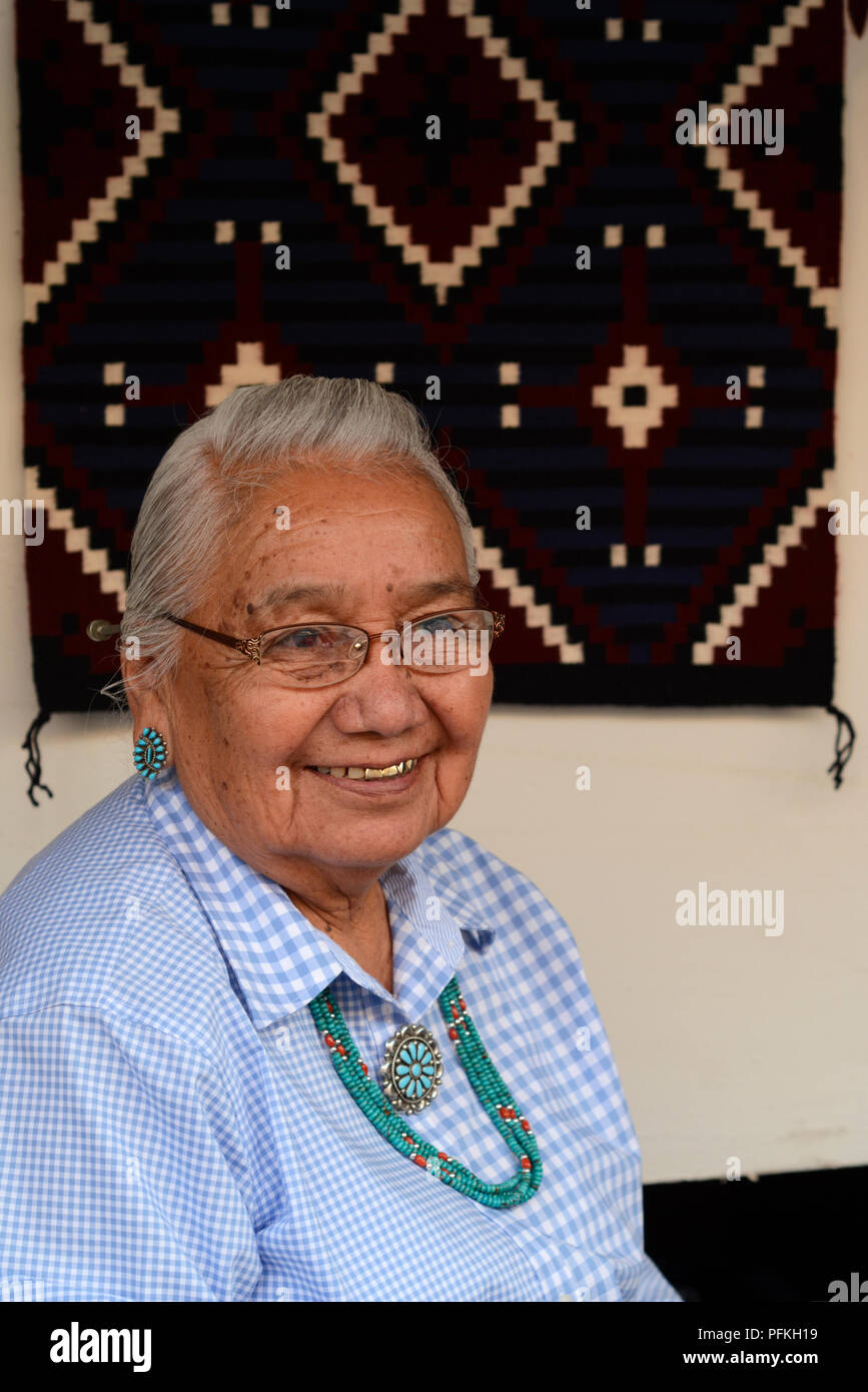Native American (Navajo) weaver Rena Begay am Santa Fe indischen Markt. Stockfoto