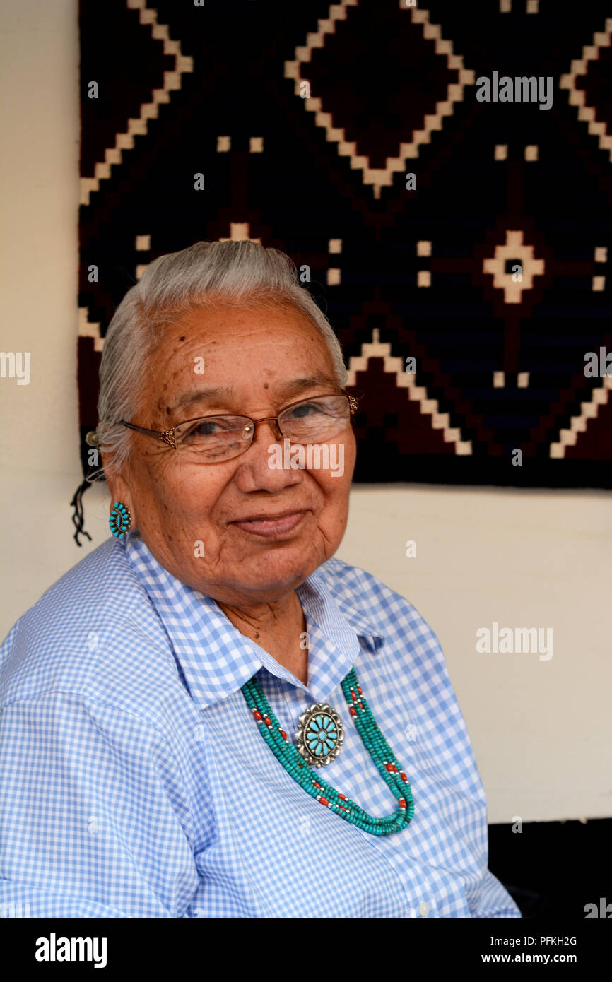 Native American (Navajo) weaver Rena Begay am Santa Fe indischen Markt. Stockfoto