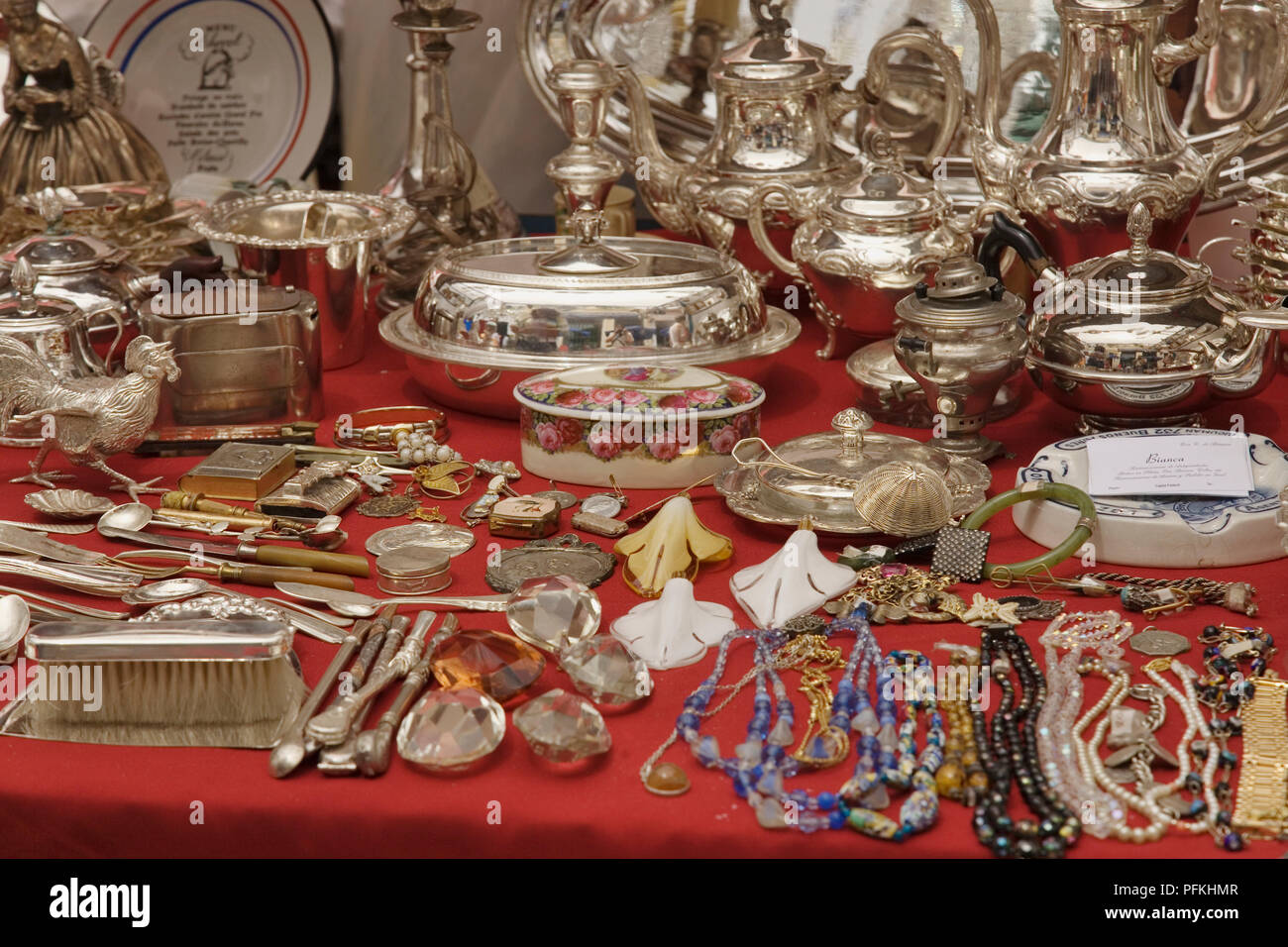 Argentinien, Buenos Aires, antiken Silberwaren und Schmuck auf Anzeige an  San Telmo Flohmarkt Stockfotografie - Alamy
