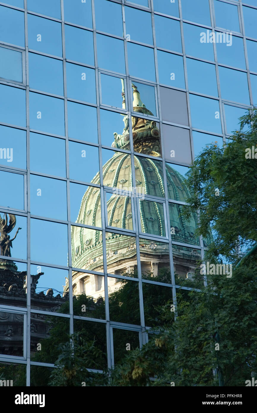 Argentinien, Buenos Aires, Congreso de la Nación Argentina, neoklassischen Kuppel aus Glas Spiegel Windows moderner Gebäude gegenüber wider Stockfoto