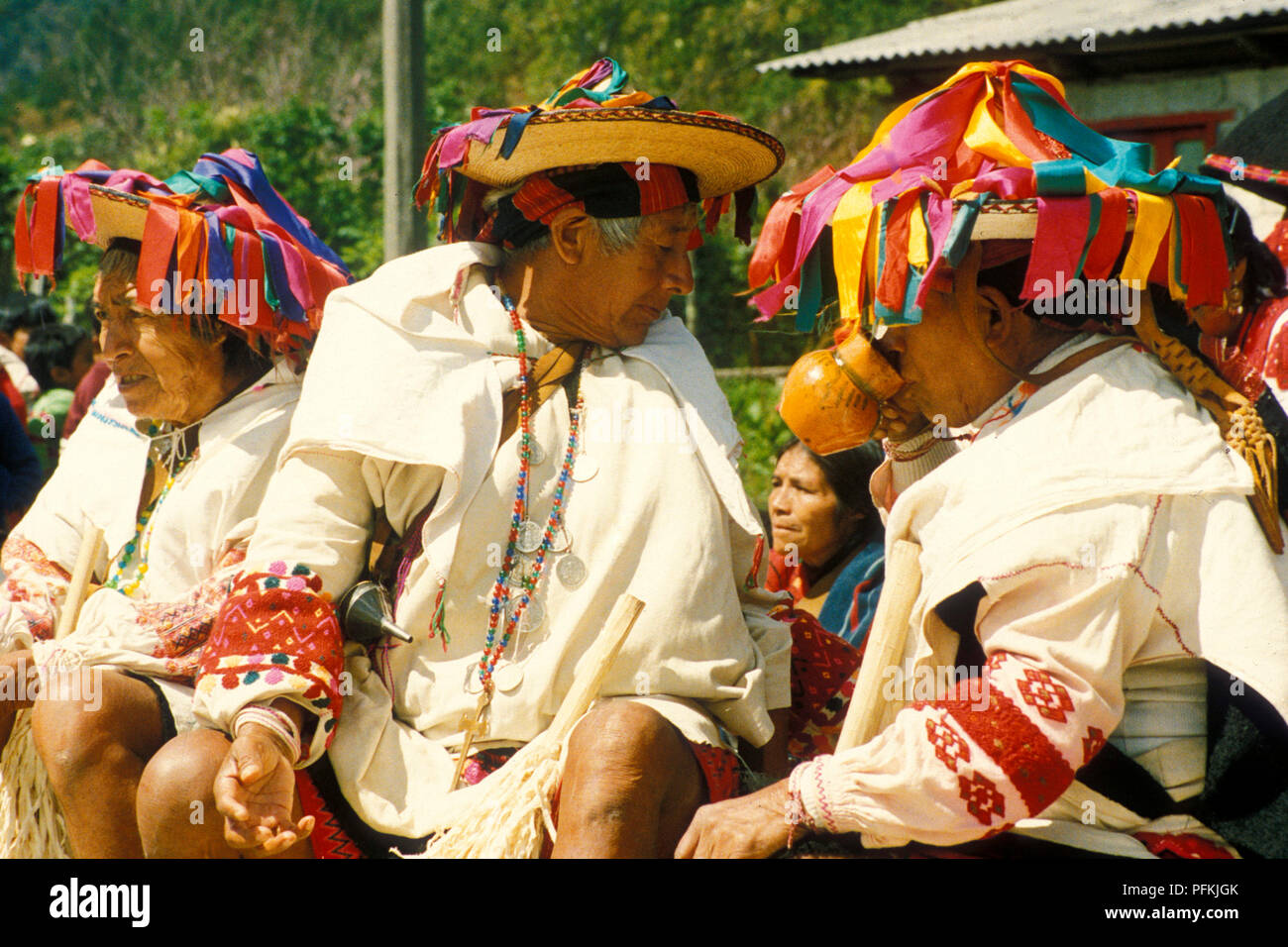 Indios zu einem fstival in einem Indio Maya Dorf in den Bergen der Provinz Chiapas in Mexiko, in Zentralamerika. Mexiko, Chiapas, Januar 1990. Stockfoto