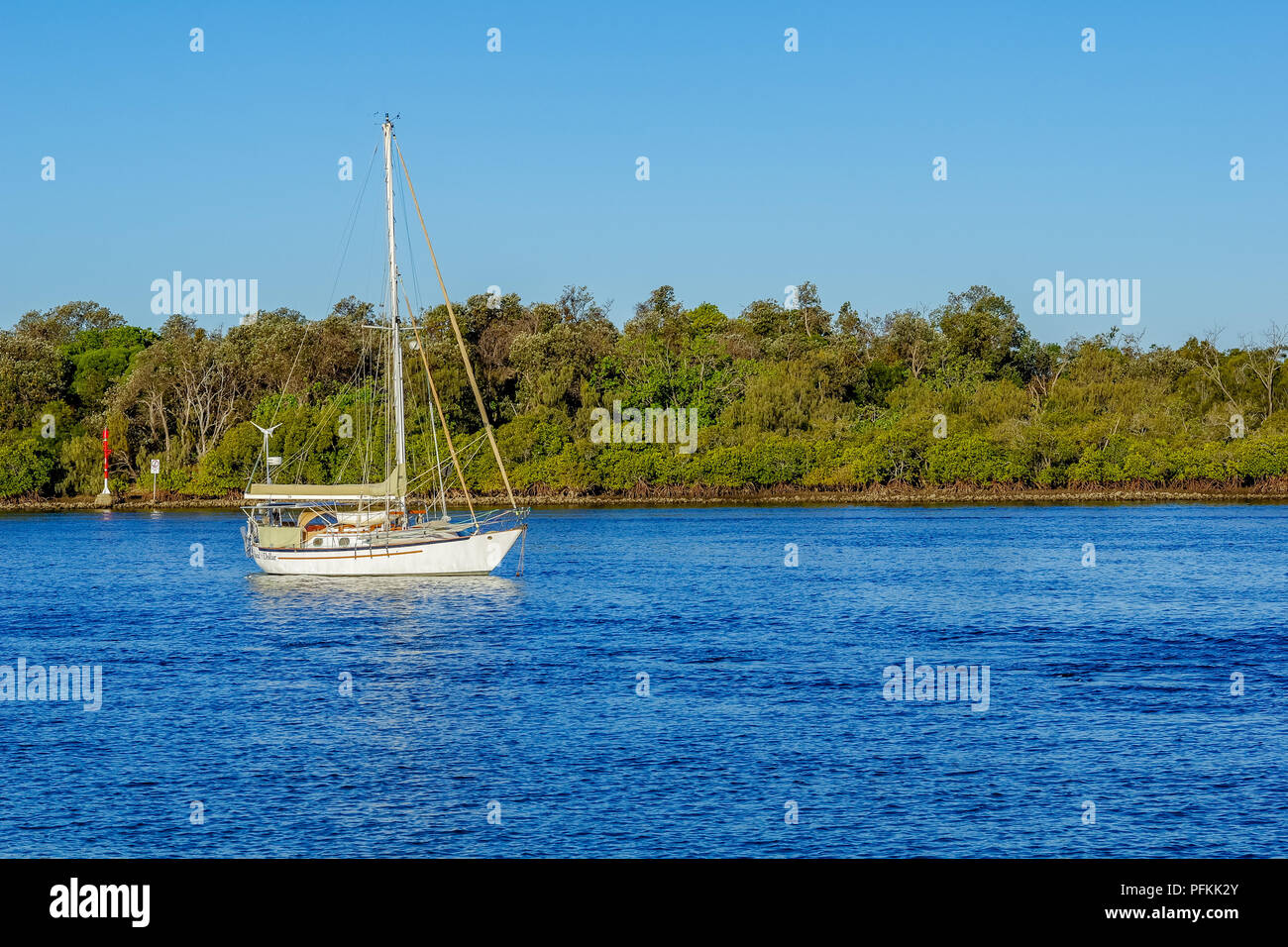 Segelboot vor Anker in einem Fluss Stockfoto